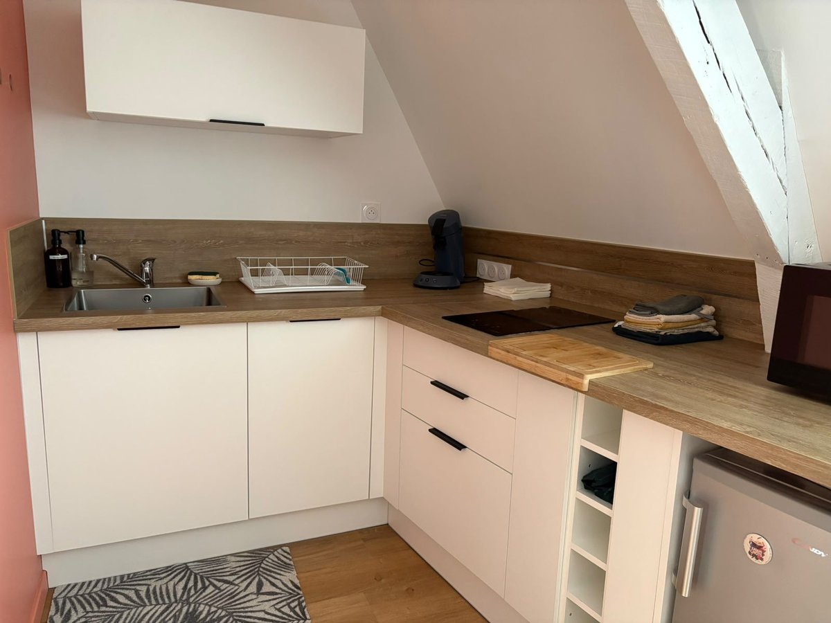 Cuisine équipée nettoyée et dégraissée dans une location