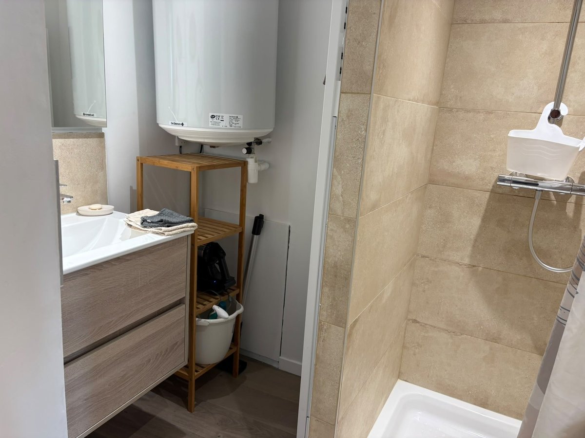 Salle d'eau avec douche détartrée et sanitaires désinfectés